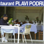 VOLOSKO, 28. 10. 2002. - MICHAEL YORK NA RUÈKU U PLAVOM PODRUMU. 
SNIMIO: VEDRAN KARUZA